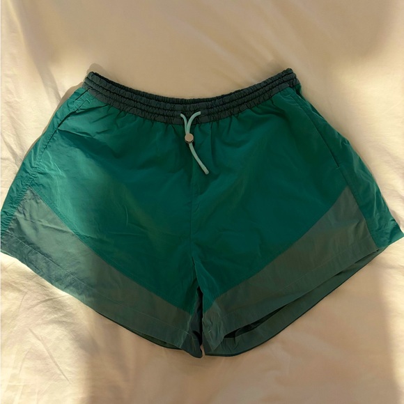Lululemon Evergreen Shorts 4.5” Size 6 - Picture 2 of 3